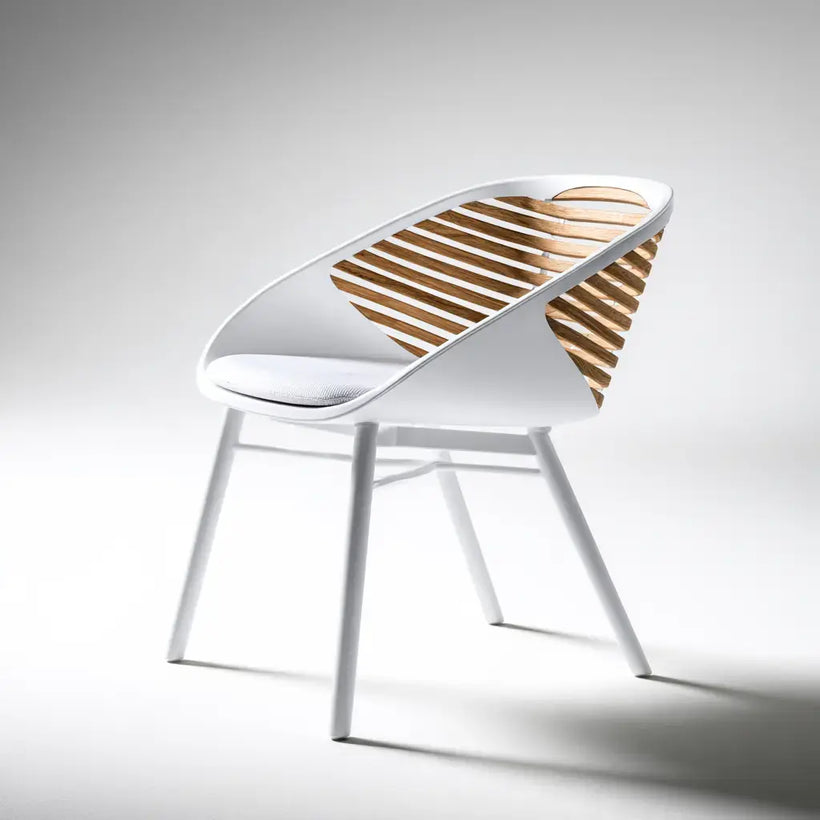 Silla blanca y beige con respaldo curvo de listones de la marca Vardica, adecuada para salón o comedor.