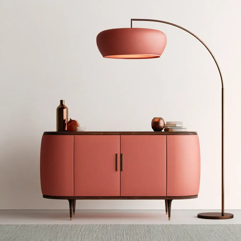 Aparador rosa con dos puertas curvas y patas finas de marca Vardica, diseño elegante y moderno para sala o entrada.