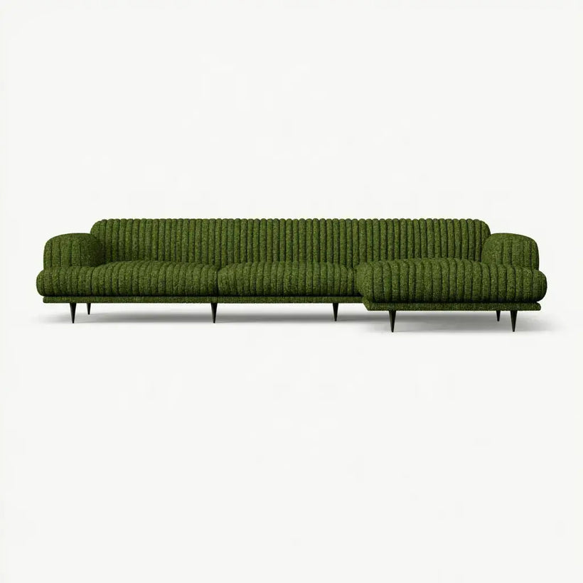 Sofá verde con asiento alargado y tapizado acanalado de la marca Vardica, mostrando su diseño moderno y cómodo.