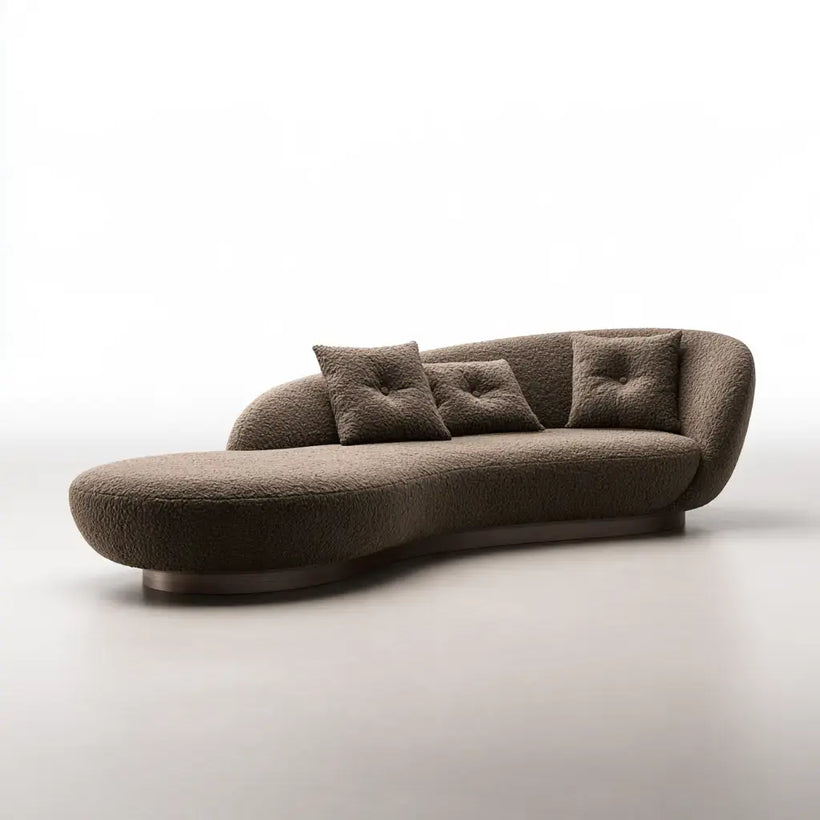 Sofá marrón con asiento alargado y contorno curvo de la marca Vardica, estilo moderno y cómodo para salas de estar.